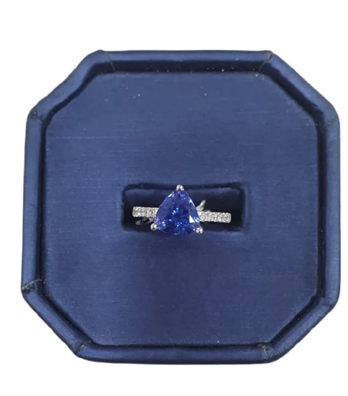 Women’s pearl rings-18k White Gold Tanzanite Ring