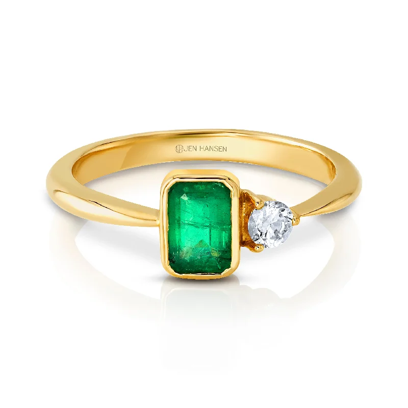 Women’s custom-designed rings-Beaming diamond & emerald ring, 14kt gold