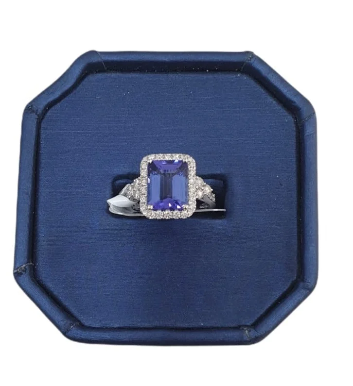 Women’s chunky rings-18k White Gold Tanzanite Ring